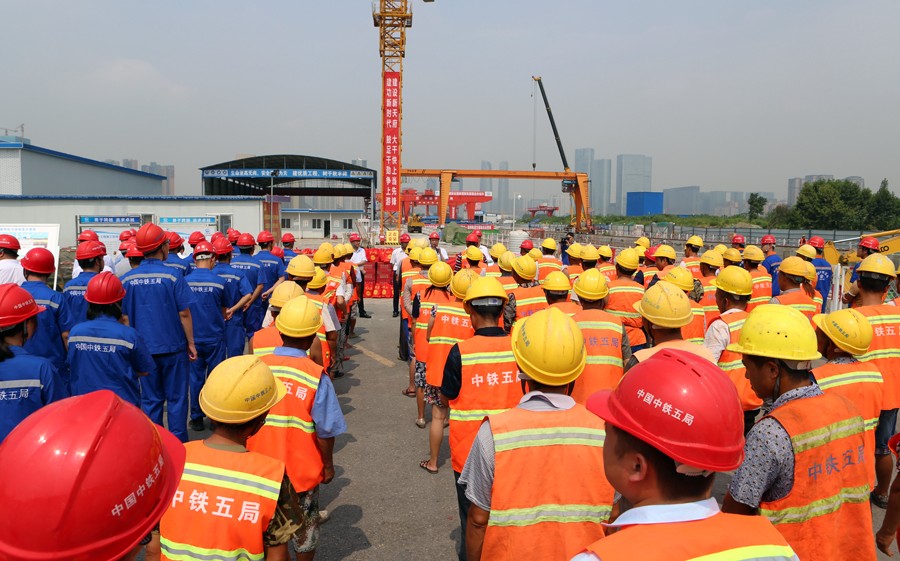 成都市總工會、中鐵城投集團為成都地鐵建設者送清涼